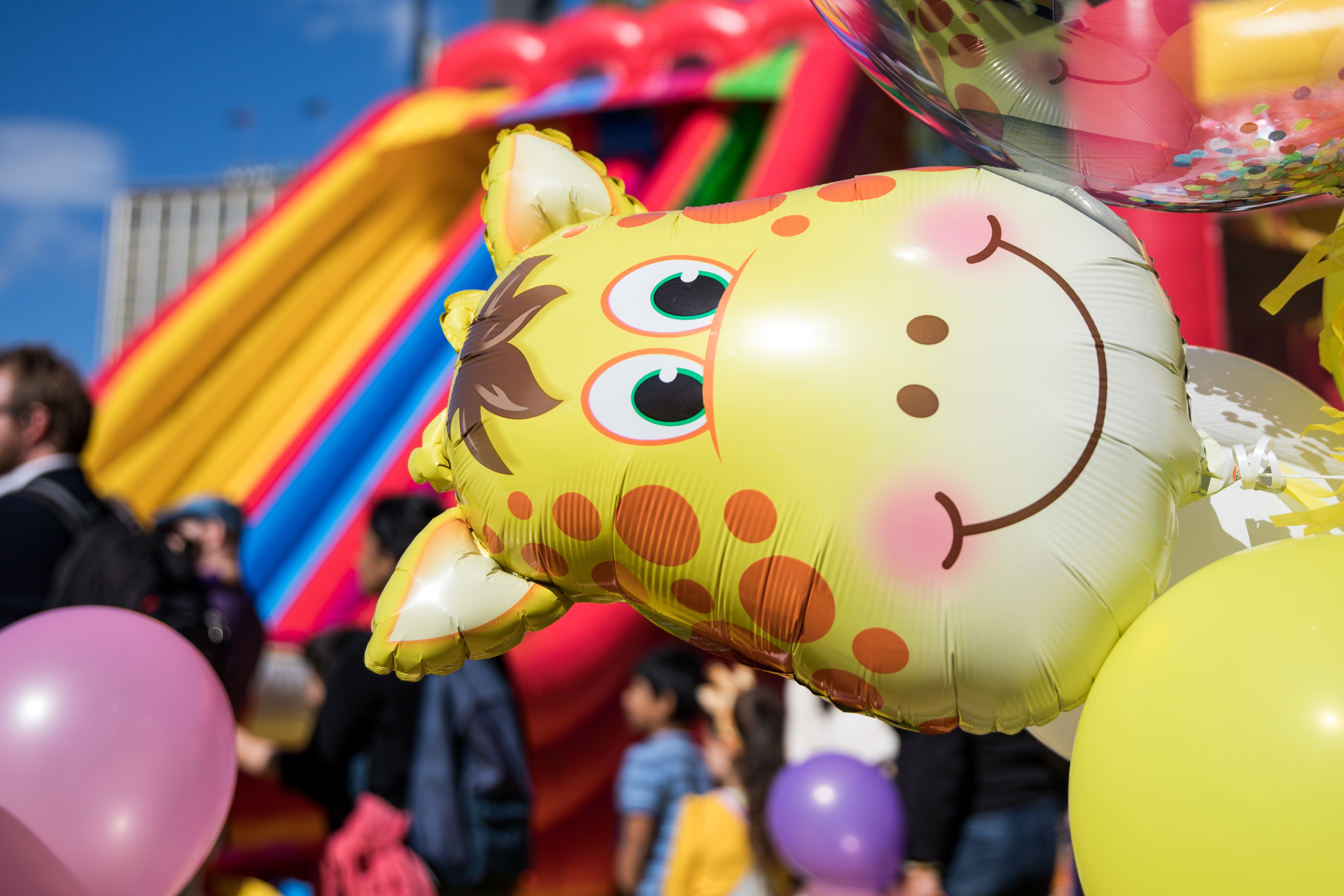 big-smiley-yellow-giraffe-balloon-at-a-carnival-on-2021-09-03-21-31-40-utc